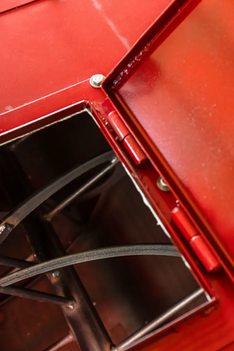 Interior de una tapa roja abisagrada
