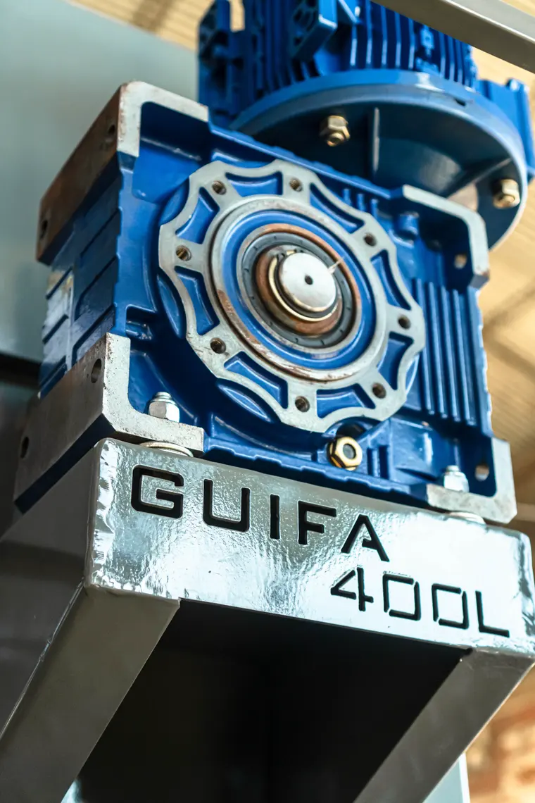 Motorreductor azul sobre la placa Guifa 400 L de un mezclador